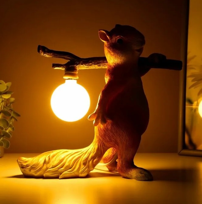 Светильник DZN-5705 ` D250/H250/1/G9/10W настольная лампа с милой белочкой SQUIRREL